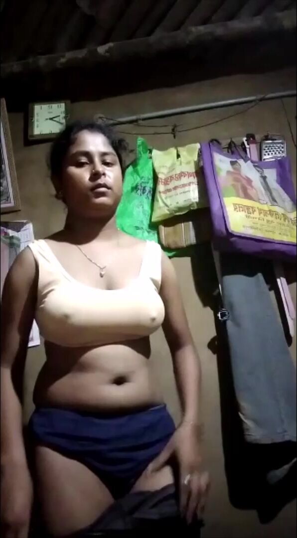 Bengali Boudi Exposes Her Big Boobs and Wet Chut On Camera
