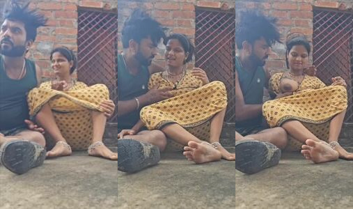 Dehati Bhabhi Hobby Ko Doodh Pilaya, Chhat Par Boob Dabai Aur Chuswaya