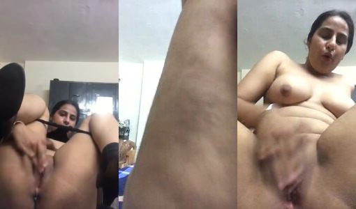 Desi Aunty Nude at Massage Center Fingering Her Wet Pussy