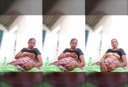 Mature Desi Bhabhi Shows Her Big Tight Boobs on Webcam