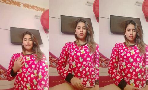 Desi College Girl Punam Fingering Her Wet Pussy on Webcam