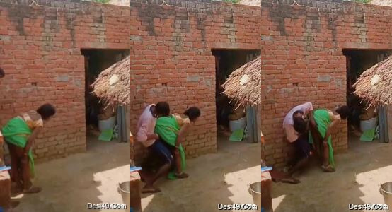 Village Bhabhi Ki Doggy Style Chudai Aangan Mein Hardcore Sex Video